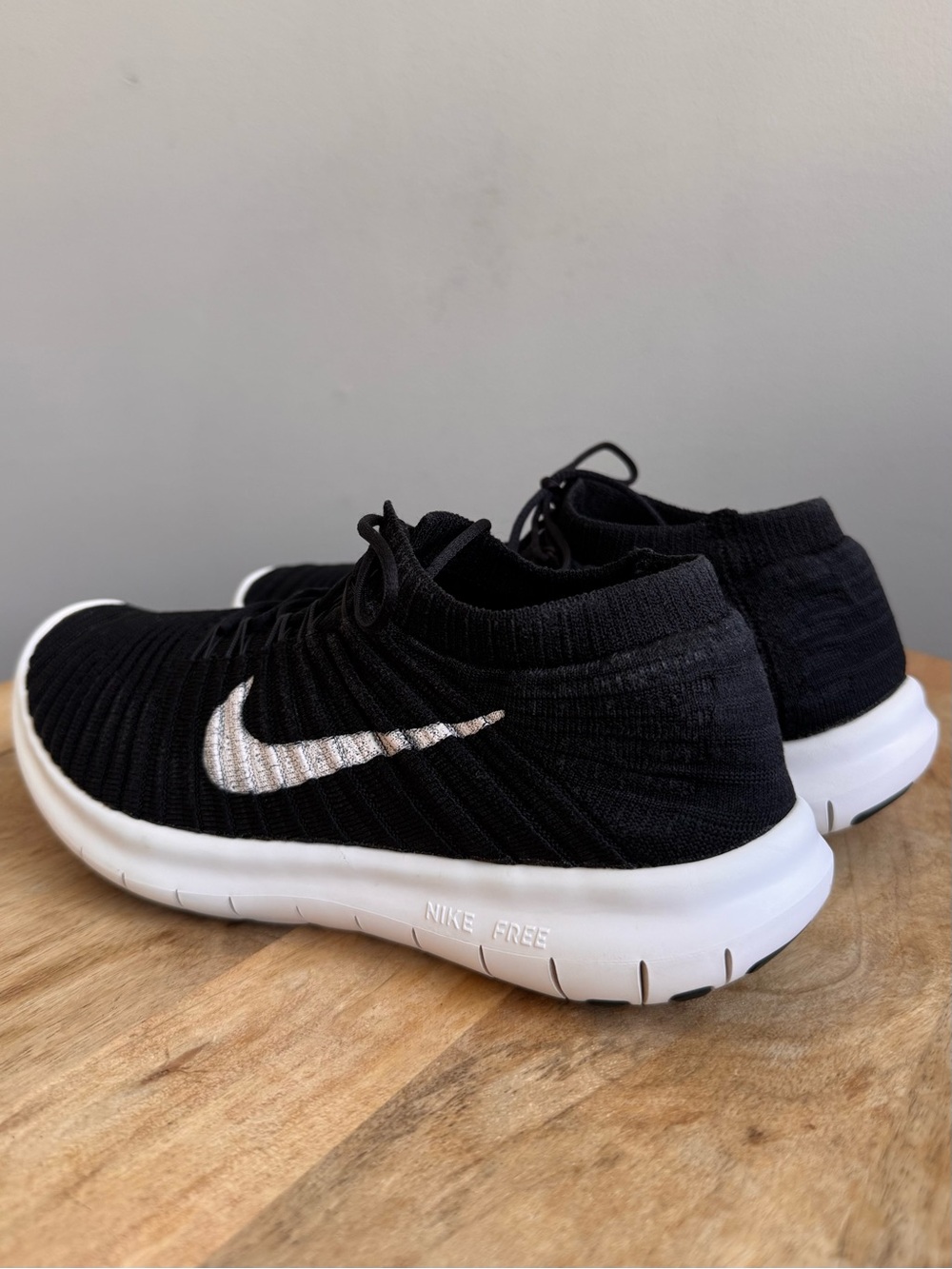 Nike Free RN Motion Flyknit Black White 834585-001 Women's Size 8 Running Shoes - Picture 4 of 9